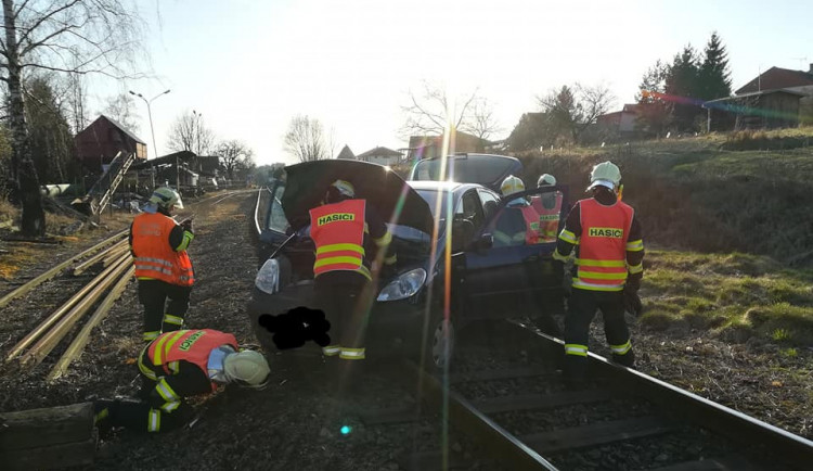FOTO: Opilý řidič zastavil železniční dopravu na Frýdlantsku. Se svým autem uvízl v kolejišti