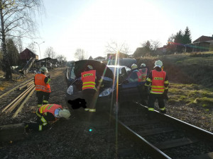 FOTO: Opilý řidič zastavil železniční dopravu na Frýdlantsku. Se svým autem uvízl v kolejišti