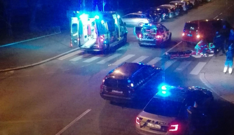 Vážná nehoda v Pavlovicích. Dodávka těžce poranila chodkyni přecházející po přechodu.