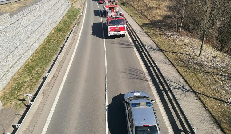 Požár stráně u hlavní silnice v Dolánkách zaměstnal hasiče z Turnovska.