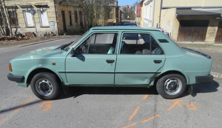 Řidič Hondy nedal přednost projíždějící škodovce a naboural do ní. Řidiče lehce zranil.