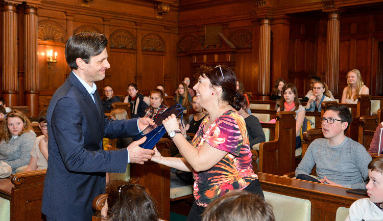 Francouzské sbory rozezněly obřadní síň.