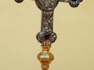 Zloděj o Velikonocích ukradl z kostela kříž s ostatky svatého Antonína. Pátrá po něm policie