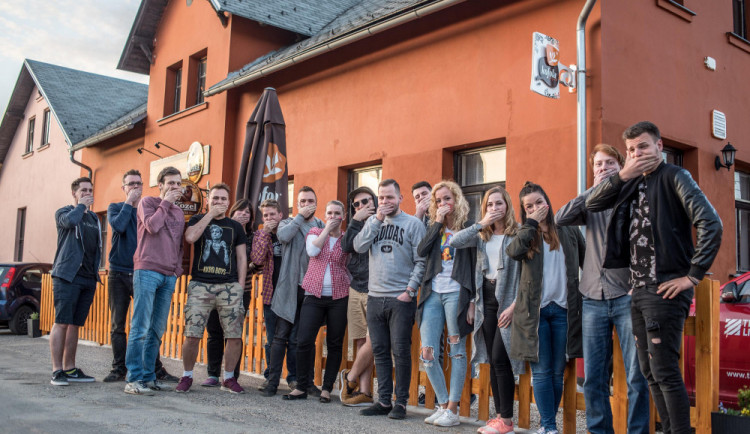 Redakční tým Drbny na výletě v Dolní Suché.