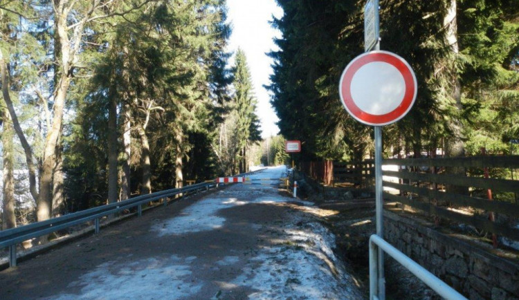 Silnice kolem Souše je stále zavřená. Otevře se až nejspíš na přelomu dubna a května