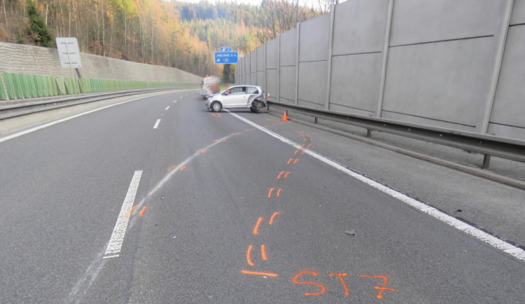 Jeoudcí Felicii upadlo u Rádelského mlýna kolo, další tři řidiči kvůli nemu havarovali.