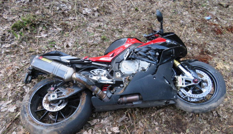 Nehoda v zatáčkách u Železného Brodu.