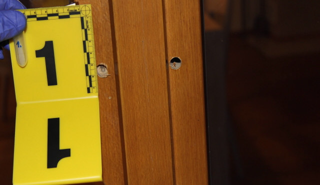 Série kuriózních vloupání v Turnově pokračuje, zloděj navrtává dveře vrtákem.