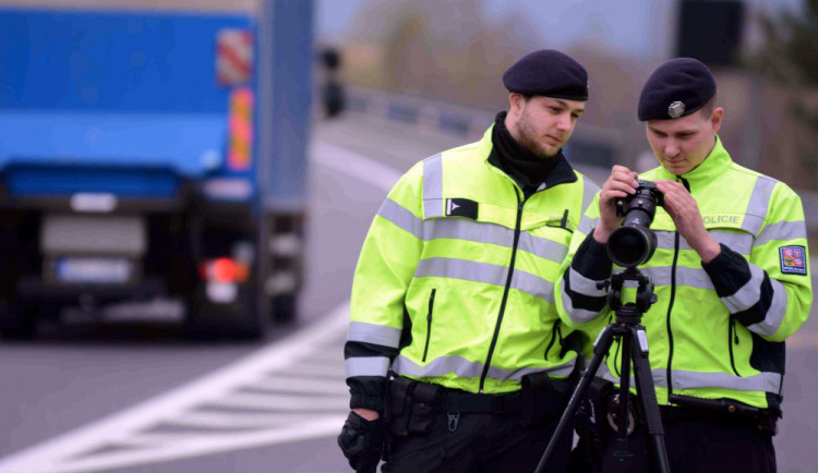 S novým dalekohledem vidí policisté až na kilometr. Odhalí telefonování i pásy