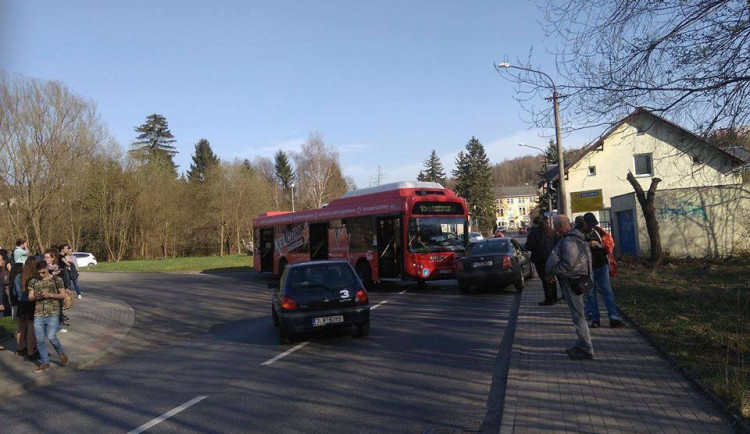 U vysokoškolských kolejí boural autobus, jeden cestující se zranil