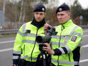 Policisté s dalekohledem.