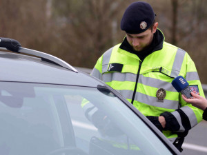 Policisté s dalekohledem.