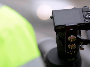 Policisté s dalekohledem.