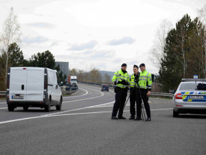 Policisté s dalekohledem.