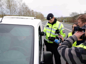 Policisté s dalekohledem.
