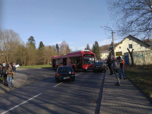 U vysokoškolských kolejí boural autobus, jeden cestující se zranil