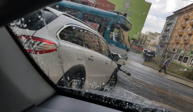 Nehoda tramvaje s autem.