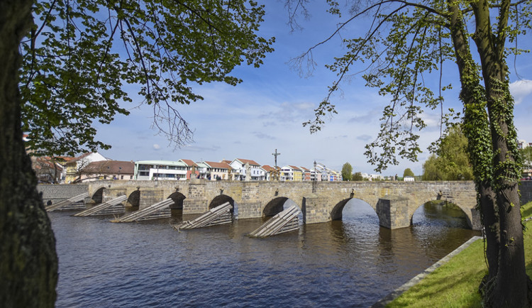 Policisté pátrají po vandalovi, který poškodil sochu na Kamenném mostě v Písku