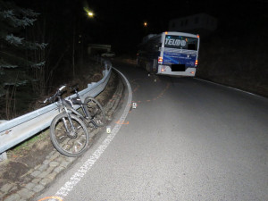 Autobus se v zatáčce srazil s cyklistou. Ten s těžkým zraněním skončil v nemocnici