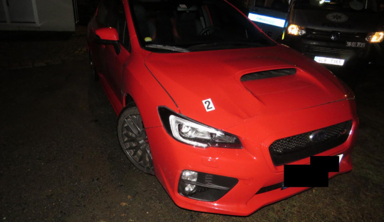 Chodkyně vkročila přímo před rozjeté auto, policie řeší jestli byla na přechodu pro chodce.