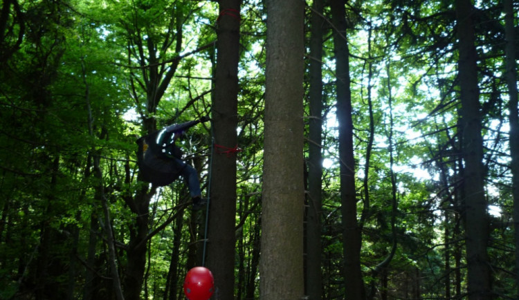 Hasiči pomáhali uvízlému paraglidistovi