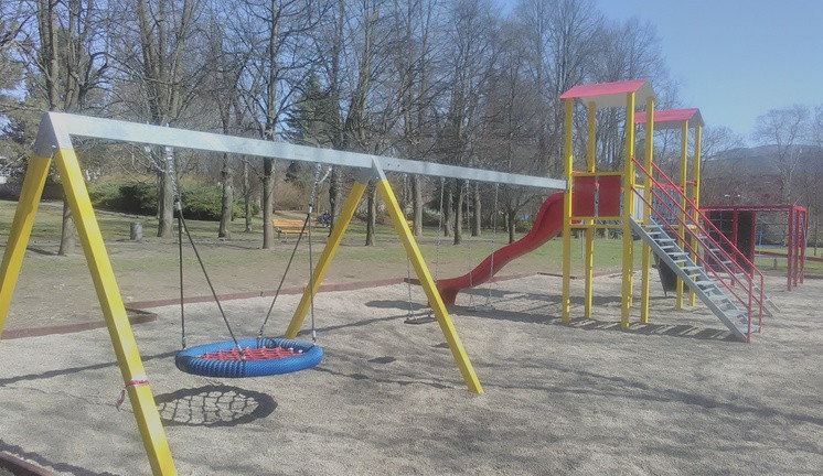 Dětské hřiště v parku u bazénu.