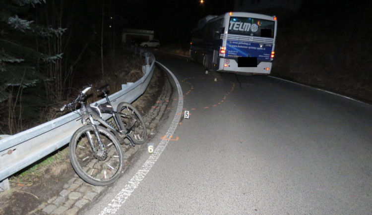Nehoda autobusu a cyklisty.