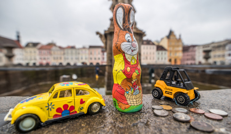 Samsonova kašna se probouzí ze zimního spánku. Na dně ležela autíčka i čokoládový zajíc