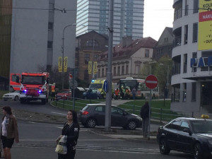 Dopravu v dolním centru Liberce blokovala nehoda autobusu s autem