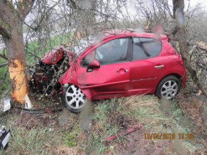 Řidič usnul za volantem a vyjel ze silnice. Auto sešrotoval o jabloň