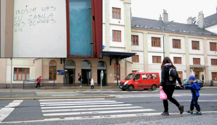 EU zabila mé ženské dítě, napsal cizinec na zeď vlakového nádraží. Kolemjdoucí přivolali strážníky.