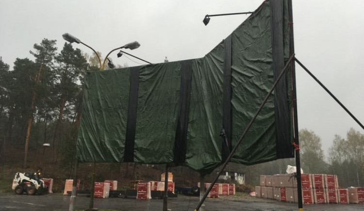 Zakrytí nepovolené reklamy.