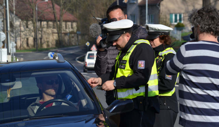 Pospíchat se dnes nevyplatilo. Policisté měřili na pěti desítkách míst.