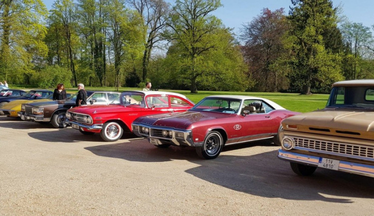 Tisíce lidí na zámek Sychrov zlákala stará americká auta.