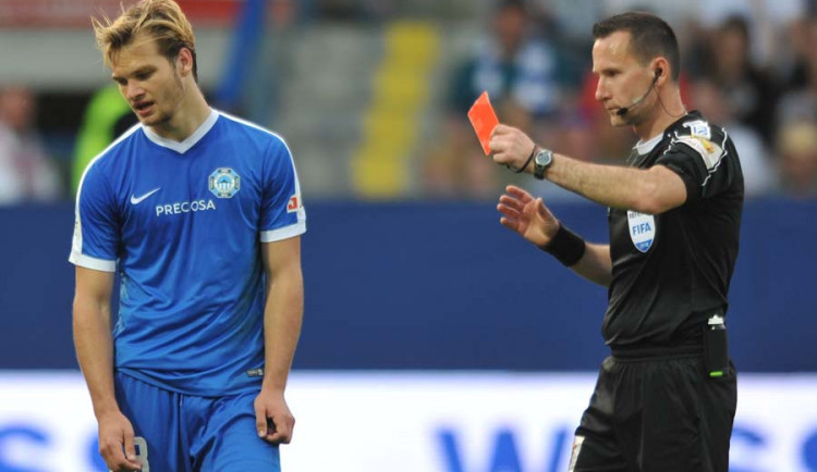 Červená karta pro Pulkraba.