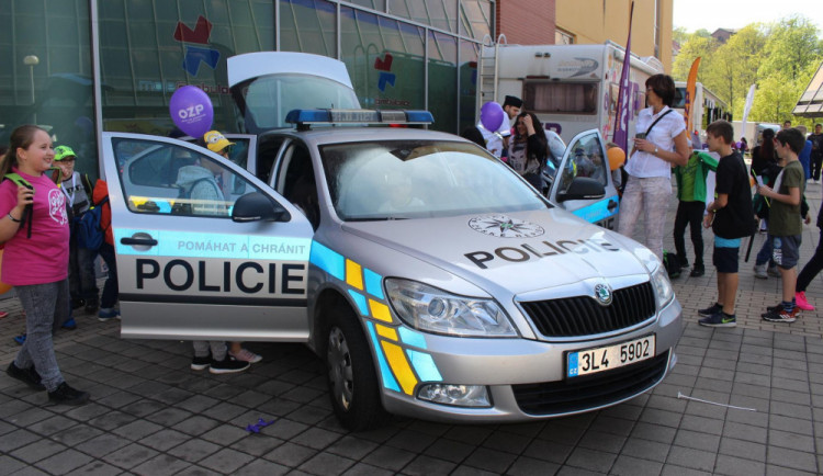 Stovky žáků se v pátek dopoledne učily nejen bezpečnosti v silničním provozu.