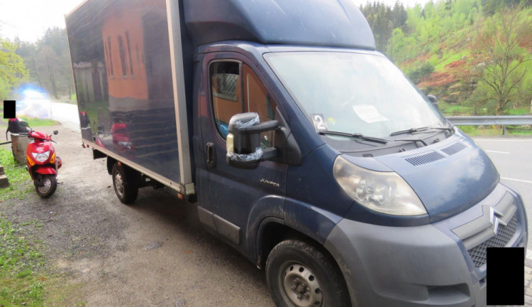 Řidič nákladního auta srazil motocyklistu.