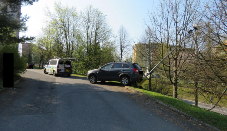 Řidička nezabrzdila své auto a odešla na nákup. Chevrolet se zastavil až o lampu.