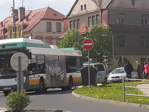 Další střet autobusu s osobním autem u Fora. Nehoda blokuje provoz