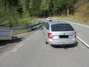 Lekl se motorky a převrátil vozík se šesti plnými sudy. Policisté hledají svědky nehody