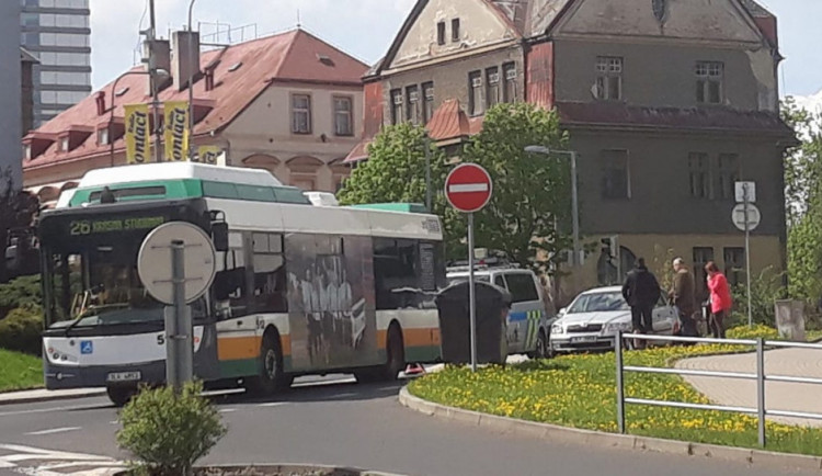 Další střet autobusu s osobním autem u Fora. Nehoda blokuje provoz.