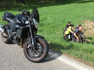 Mladý motorkář letěl deset metrů od silnice. S mnohačetnými zlomeninami je v nemocnici
