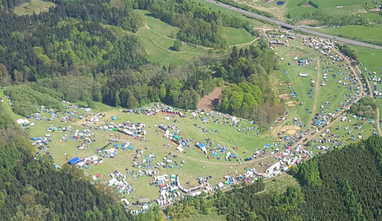 Hlučnost CZaroteku se snížila. Někteří vyznavači tekna už odjeli.