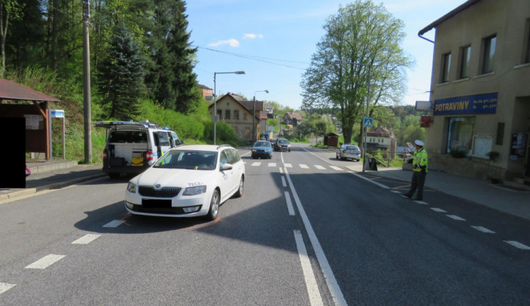 Sledoval policisty stojící u krajnice a sám způsobil nehodu. Řeč je o řidiči Fabie, který v pátek projížděl Loužnicí ve směru od Železného Brodu. Řidič se zadíval na hlídku, která v protějším směru kontrolovala projíždějící vozidla a sám si nevšiml, že př