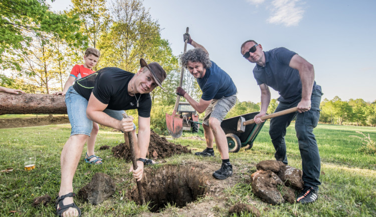 VIDEO: Tradiční stavění májky dodržují také v Chlumci na Českokrumlovsku