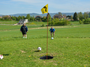 Hřiště na fotbalgolf ve Vesci.