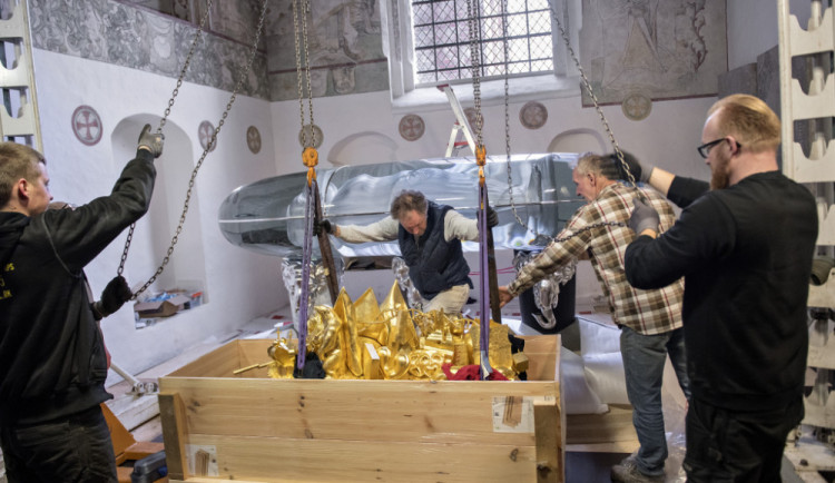 Instalace sarkofágu.