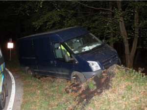 S ukradenou dodávkou na Ještědu boural a utekl. Policistům pak nadýchal 2,4 promile