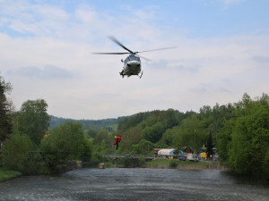 FOTO: Nad Jizerou kroužilo pět záchranářských vrtulníků. Cvičily na povodně