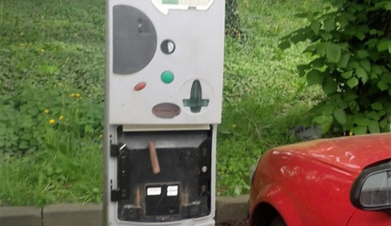 Automat se pokusil vybrat zloděj.